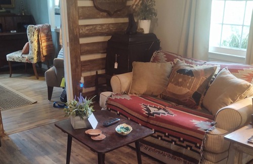 Corbin Cabin | Peaceful Fredericksburg. Fishing, Canoes, Fire pit, Treehouse. All to yourself