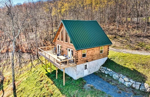 Dyke House | Peaceful Free Union Cabin with Deck and Mtn Views