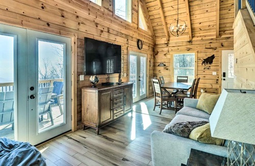 Dyke House | Peaceful Free Union Cabin with Deck and Mtn Views