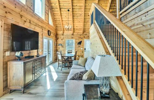 Dyke House | Peaceful Free Union Cabin with Deck and Mtn Views