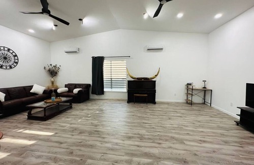 Williamson County House | Peaceful Getaway - Pool + Animals - Boats for Rent