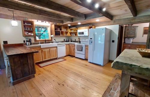 Lynx Cabin | Peaceful historic log cabin getaway on 40 acres - NO cleaning fee!