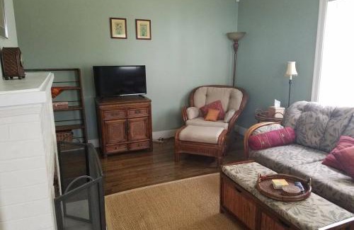 West Alameda Apartment | Peaceful home 20 min ferry ride to SF
