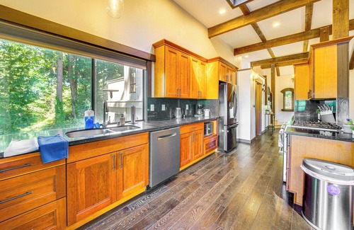 Sammamish House | Peaceful Home w/Partial Lake Sammamish View!