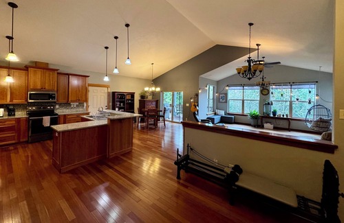 Thurston House | Peaceful Home with a View