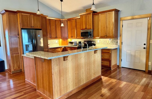 Thurston House | Peaceful Home with a View