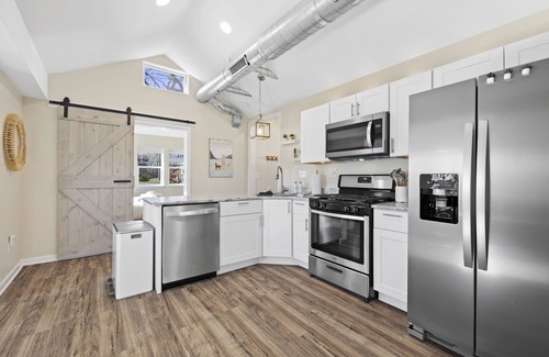 Como House | Peaceful Lakeside Retreat. Dog Friendly!