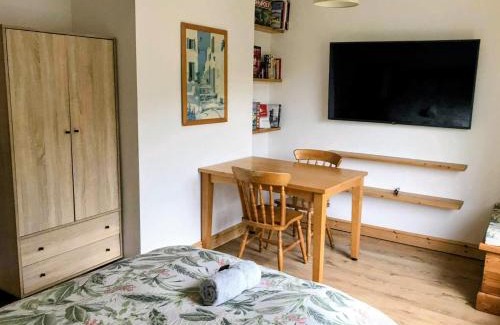 Bromley Cross House | Peaceful Large Double Room l 55inch TV l Garden View