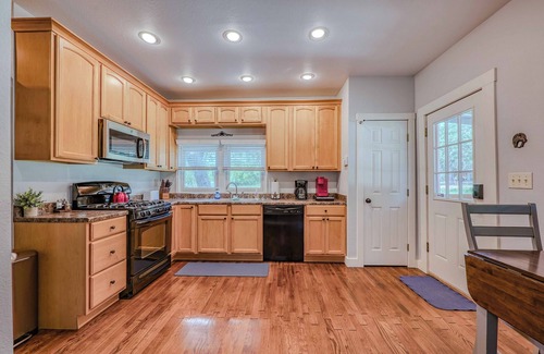 Bandera House | Peaceful Lower Downtown Bandera, King Bed, Pet Friendly w/Large Fenced Yard!