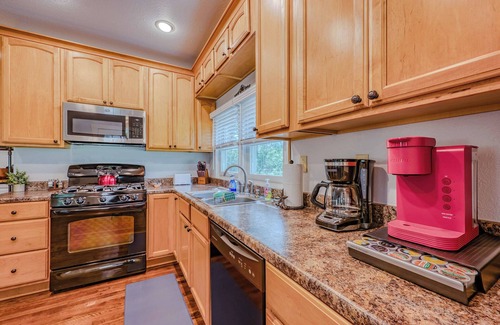 Bandera House | Peaceful Lower Downtown Bandera, King Bed, Pet Friendly w/Large Fenced Yard!