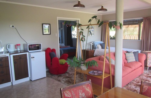 Waitakaruru Apartment | Peaceful Miranda area and less than an hour to AucklandnSleeps three