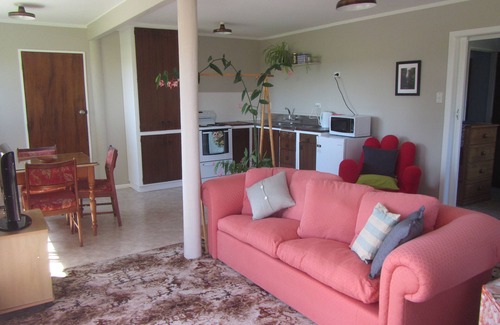 Waitakaruru Apartment | Peaceful Miranda area and less than an hour to AucklandnSleeps three