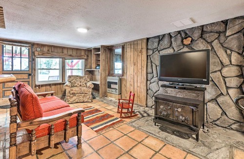 Mount Sterling House | Peaceful Mt Sterling Cabin Deck and Fire Pit!