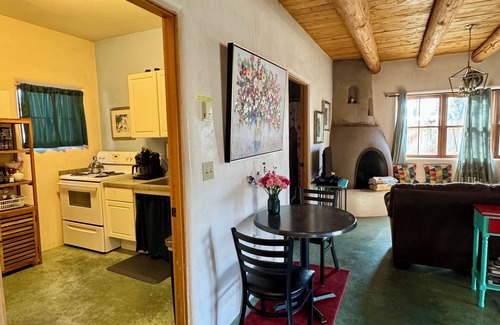 Taos House | Peaceful/Relaxing. Walking distance to the Taos Plaza, side-walks all the way.