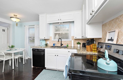 Roeland Park House | Peaceful Retreat - 20 Minutes to Almost Anywhere! 10 Min to KU MED!