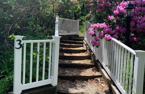 Cape Neddick House | Peaceful retreat among the trees only a five minute walk to Perkins Cove