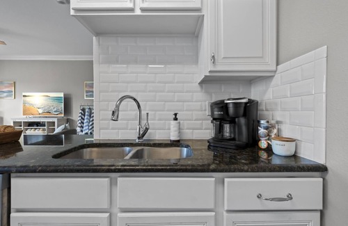 Corpus Christi Condo | Peaceful Seaside Condo-Walking Path to the Beach