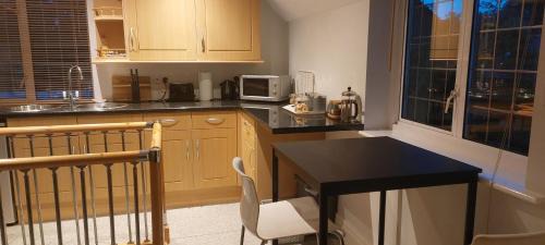 Hinckley Apartment | Peaceful self contained Studio in lovely garden.