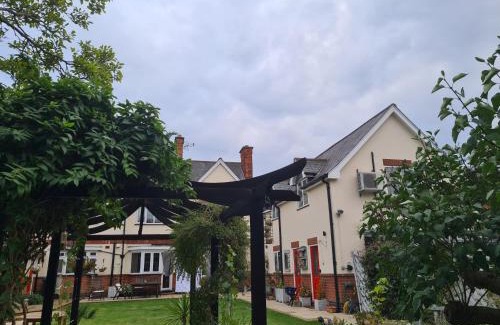 Hinckley Apartment | Peaceful self contained Studio in lovely garden.