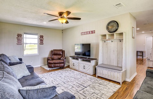 Lyons House | Peaceful Somerville Home w/ Gazebo - 5 Mi to Lake!
