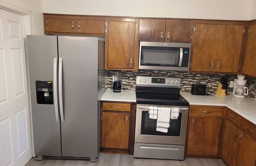 Albany House | PEACEFUL SPACIOUS CENTRALLY LOCATED HOME IN VERY SAFE QUIET AREA