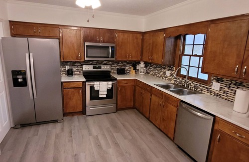 Albany House | PEACEFUL SPACIOUS CENTRALLY LOCATED HOME IN VERY SAFE QUIET AREA