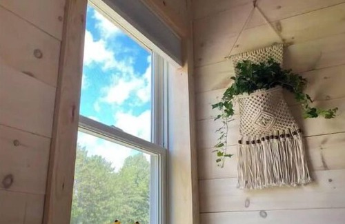 Shaftsbury House | Peaceful Stay at Birds of a Feather Farm & Span