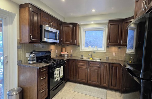 Long Branch House | PEACEFUL Toronto HIDEAWAY family friendly with full kitchen