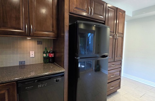 Long Branch House | PEACEFUL Toronto HIDEAWAY family friendly with full kitchen
