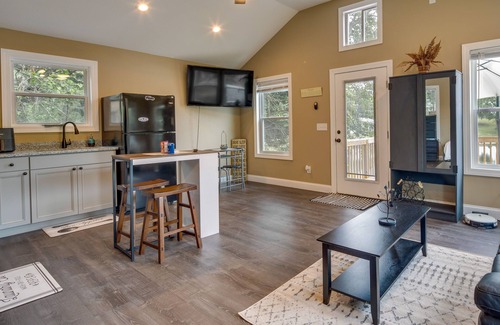 Simpsonville Apartment | Peaceful Waterfront Studio 16 Mi to Greenville!