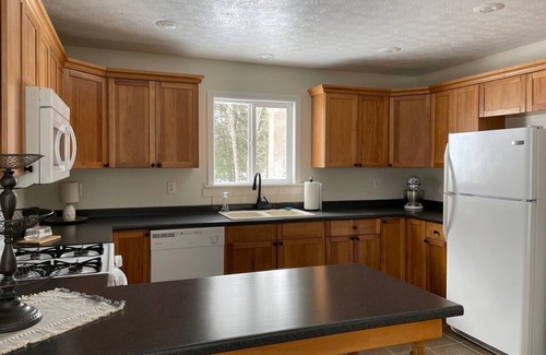 Ellamore Cottage | Peaceful Waterfront House and Cabin “The Brook”nn