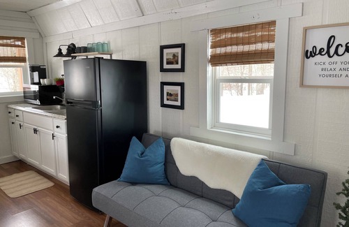 Ellamore Cottage | Peaceful Waterfront House and Cabin “The Brook”nn