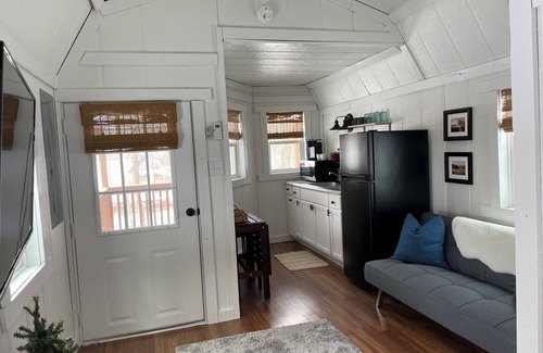 Ellamore Cottage | Peaceful Waterfront House and Cabin “The Brook”nn