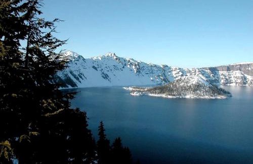 Chiloquin House | Peaceful Waterfront Log Cabin near Crater Lake National Forest, Oregon