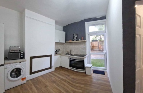 Dudden Hill Apartment | Peaceful well equipped flat near central London