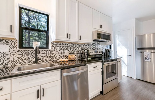 Pine Grove House | Peaceful Wooded Garden Setting