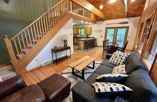 McHenry Cabin | Peaceful woodsy cabin, 5 mins to lake & Wisp! HOT TUB!