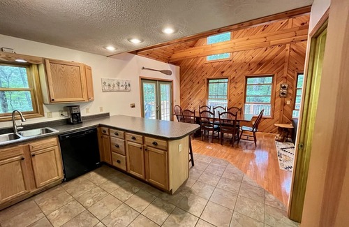 McHenry Cabin | Peaceful woodsy cabin, 5 mins to lake & Wisp! HOT TUB!