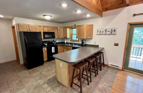 McHenry Cabin | Peaceful woodsy cabin, 5 mins to lake & Wisp! HOT TUB!