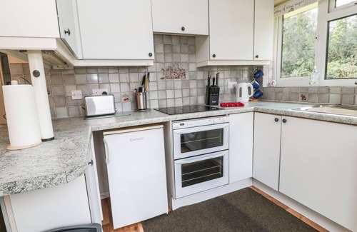 Liskeard Cottage | PEACEHAVEN, pet friendly, with a garden in Liskeard