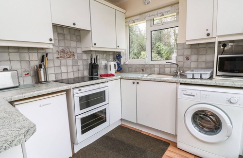 Liskeard Cottage | PEACEHAVEN, pet friendly, with a garden in Liskeard