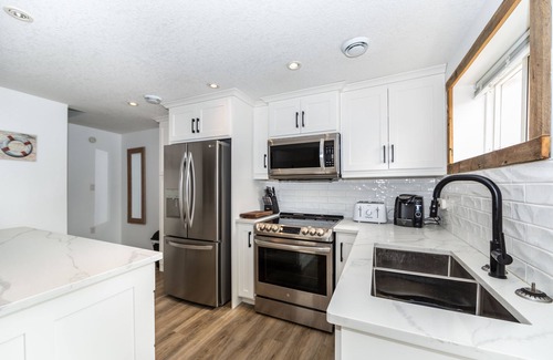Port Stanley House | Peaches on Williams - only a minute to the Beach!