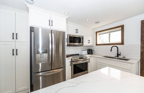 Port Stanley House | Peaches on Williams - only a minute to the Beach!