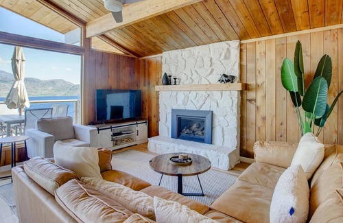 Central Okanagan House | Peachy Getaway with outstanding lake views