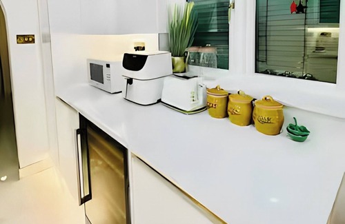 Cray Valley West House | Peacock Apartment (3-bedroom Luxury) in Greater London.with an upright Piano!