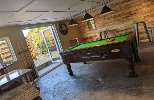 Gunthorpe Ski Chalet | Peacock Lake Glamping