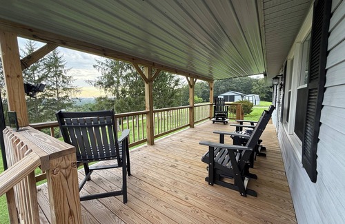 West Columbia House | Peak Retreat is a private 3-bedroom house with WiFi and AC in tranquil Racine OH