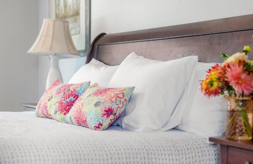 Corvallis House | Peak View Corvallis - Spacious Outdoor Dining w/Fire Table - Close to Downtown & OSU