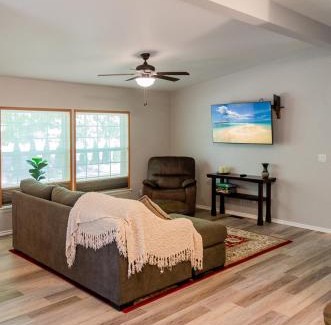 Corvallis House | Peak View Corvallis - Spacious Outdoor Dining w/Fire Table - Close to Downtown & OSU