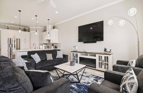 Pirates Beach West House | Pearl of the Sea | Luxurious Home, Steps to Beach!
